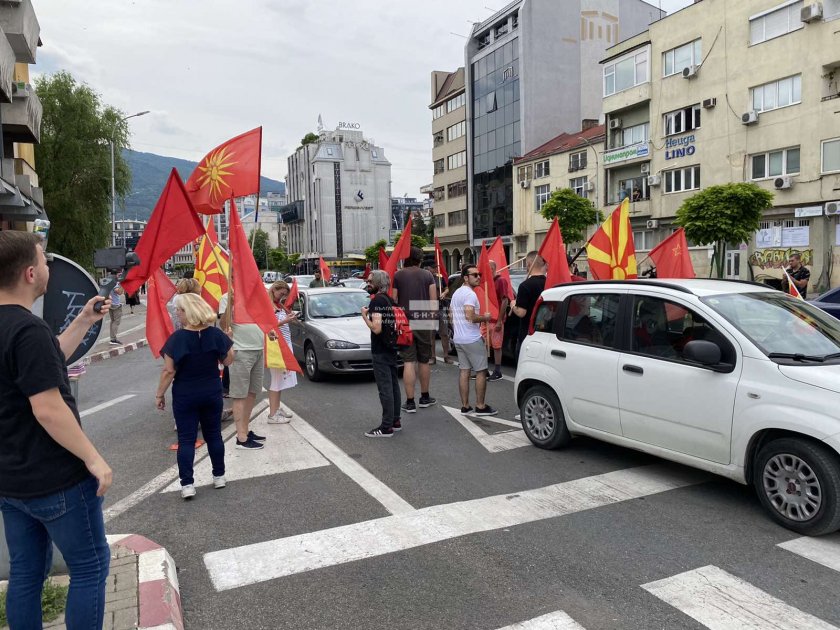 Започнаха блокадите в Скопие - граждани, протестиращи срещу френското предложение