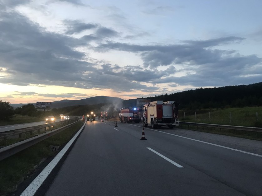 Товарен автомобил, който превозва слама, се запали на автомагистрала Тракия