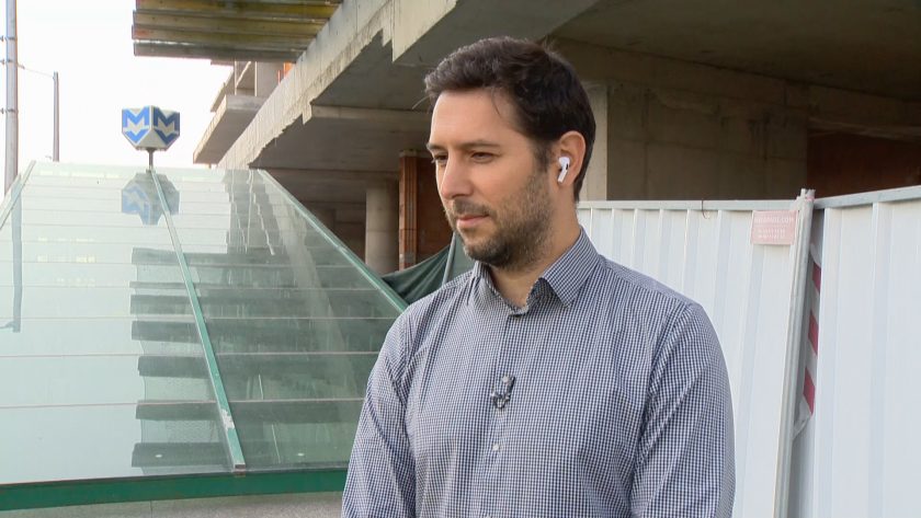 Абсурдно строителство при метростанция Дружба.Разстояние от строежа до самия вход