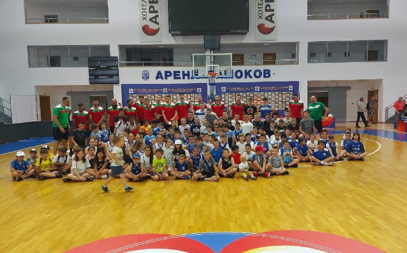 баскетболните национали срещнаха децата школата рилски спортист