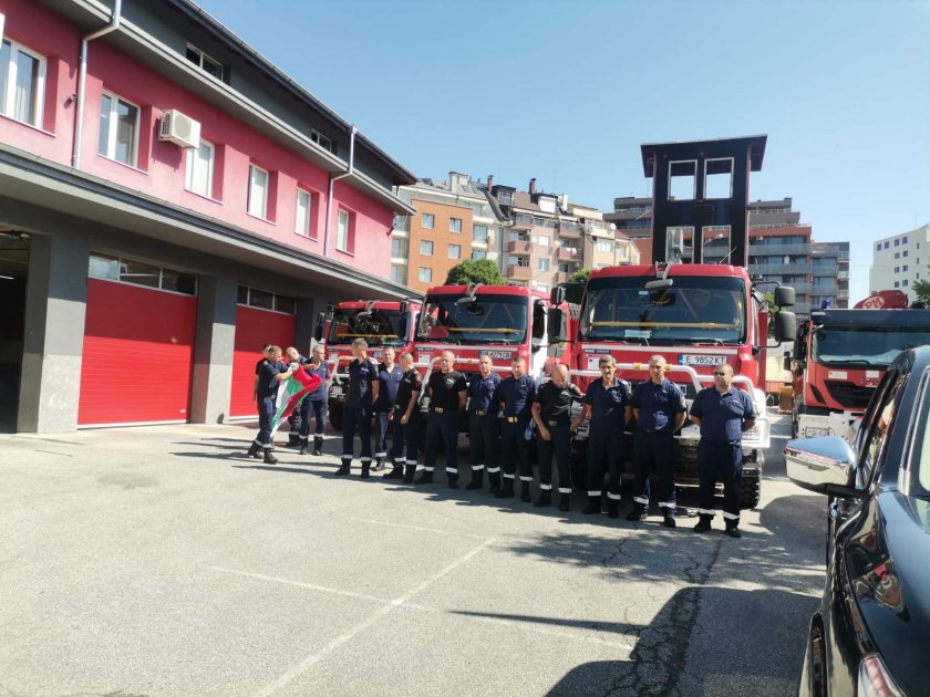 български пожарникари помагат гасенето пожарите гърция