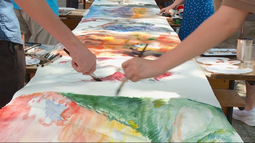 Художници изрисуваха 20-метров акварел в Пловдив