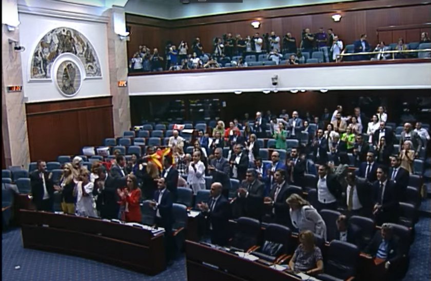 парламентът северна македония одобри тнар френско предложение снимки