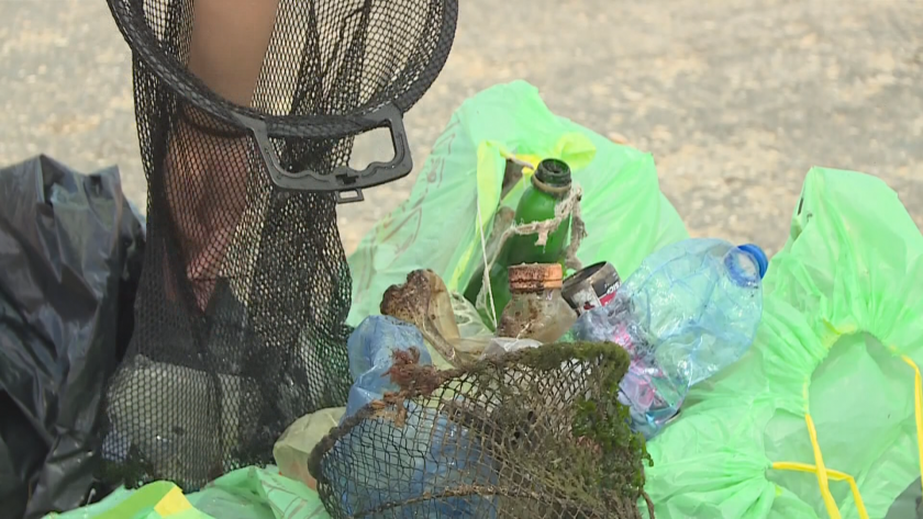 Водолази от Варна почистват морското дъно