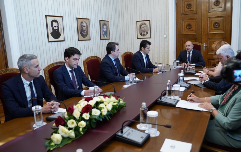 Президентът Румен Радев провежда днес консултации с представители на парламентарните