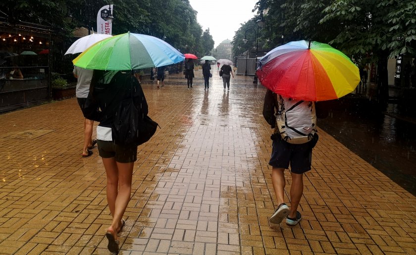 Слънчево и горещо в събота, валежи и захлаждане в неделя