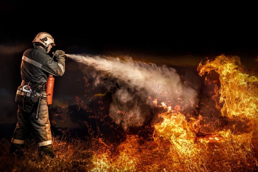 Пожар в двуетажна къща в София, евакуираха жителите в района