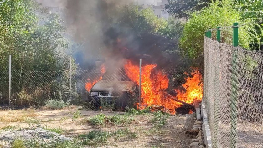 Автомобил и стопански постройки изгоряха при пожар в Казанлък.Огнената стихия