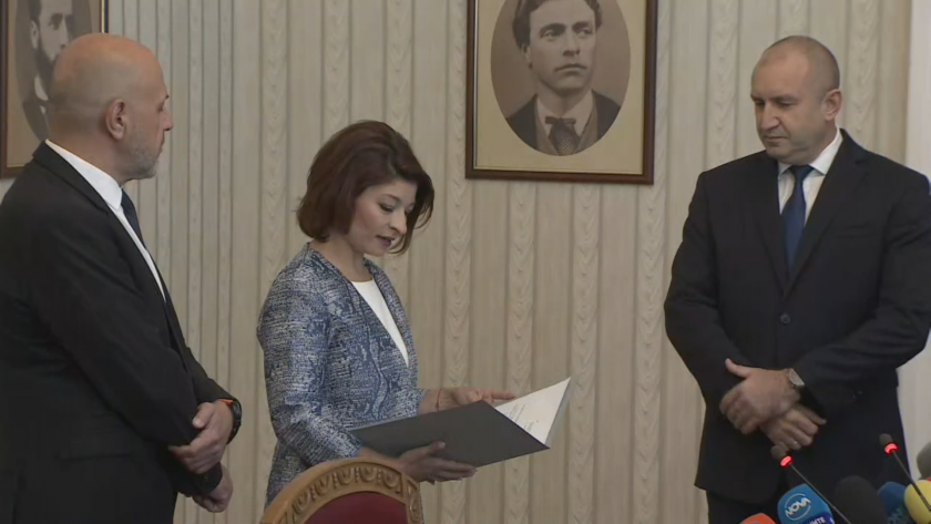 Президентът Румен Радев връчи на ГЕРБ-СДС втория проучвателен мандат за
