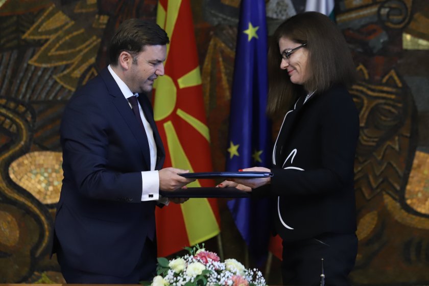 Разнопосочни реакции предизвика подписването на протокола между България и Република