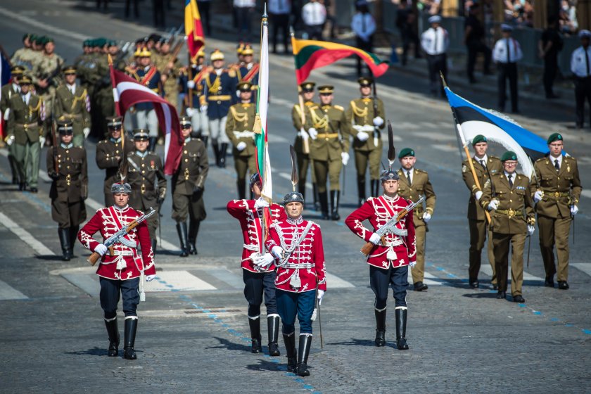 франция отбеляза националния празник тържествен военен парад участието български гвардейци снимки