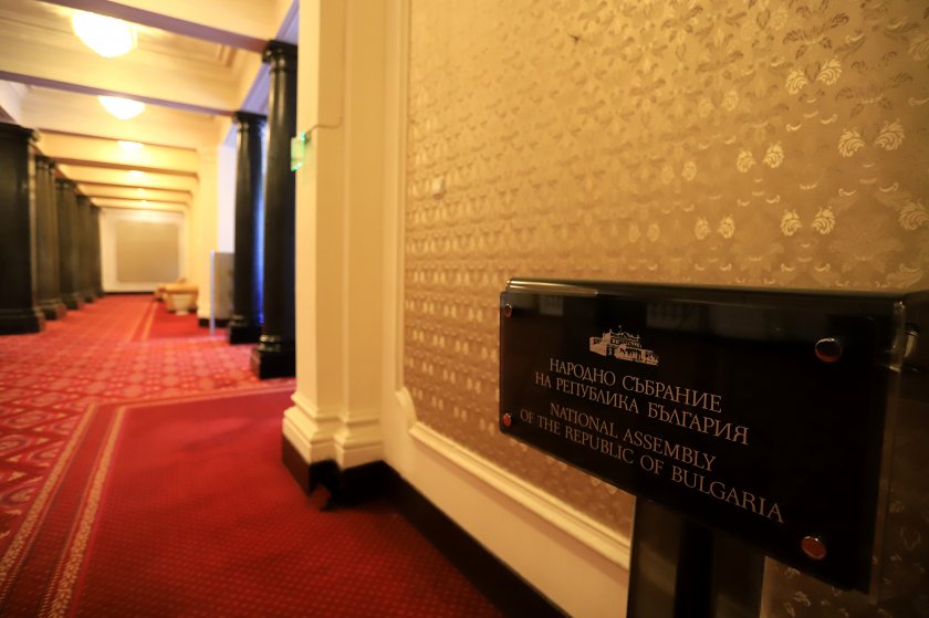 Парламентарна рулетка: Какви са политическите сметки за третия мандат, ако от ГЕРБ-СДС изпълнят заканата си?