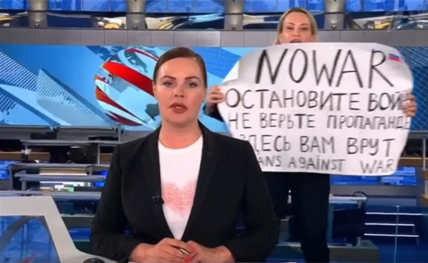 Глобиха журналистката Марина Овсянникова за уронване престижа на руските въоръжени сили