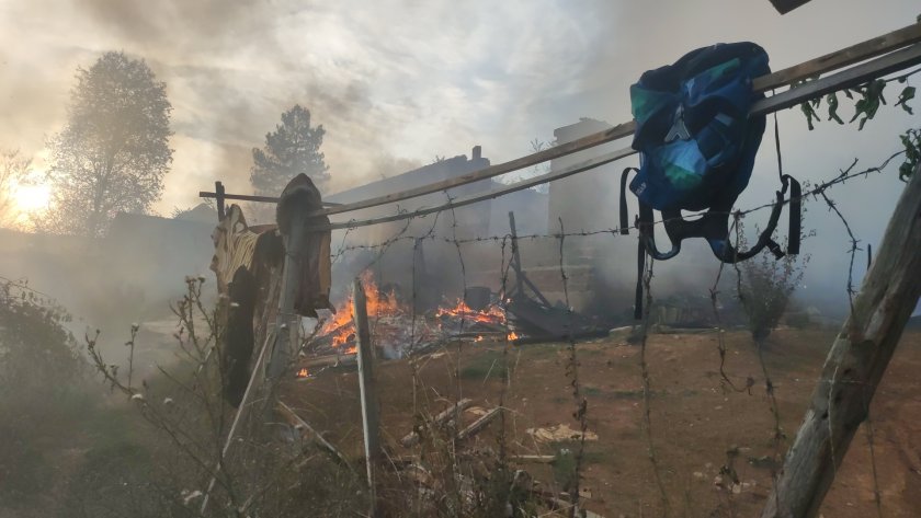 Пожар гори в местността Зайчева поляна край Стара Загора. Огънят