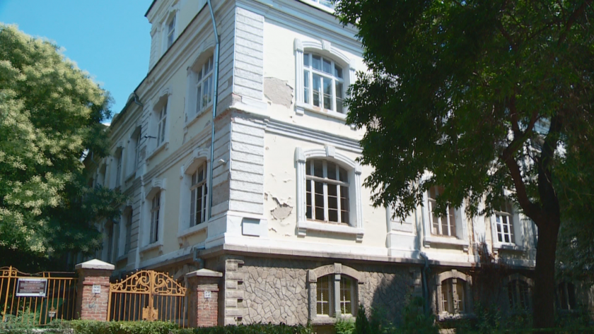 Хуманитарната гимназия в Пловдив, в която преди повече от 140