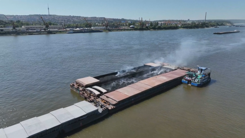 Все още не е овладян пожарът в два шлепа край