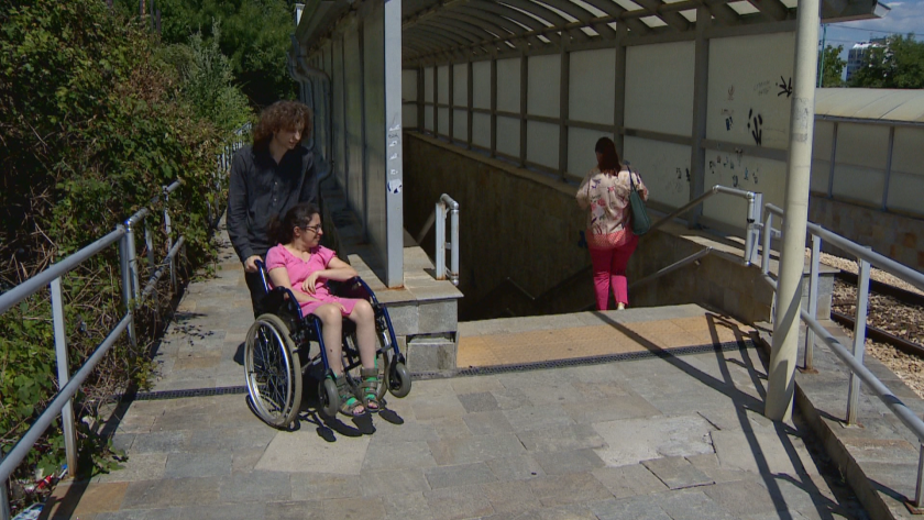 Заради развален асансьор: Пренасят на ръце момиче в инвалидна количка до болницата, в която се лекува