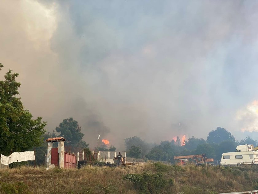 Голям пожар гори в източния край на Казанлък. Огънят е