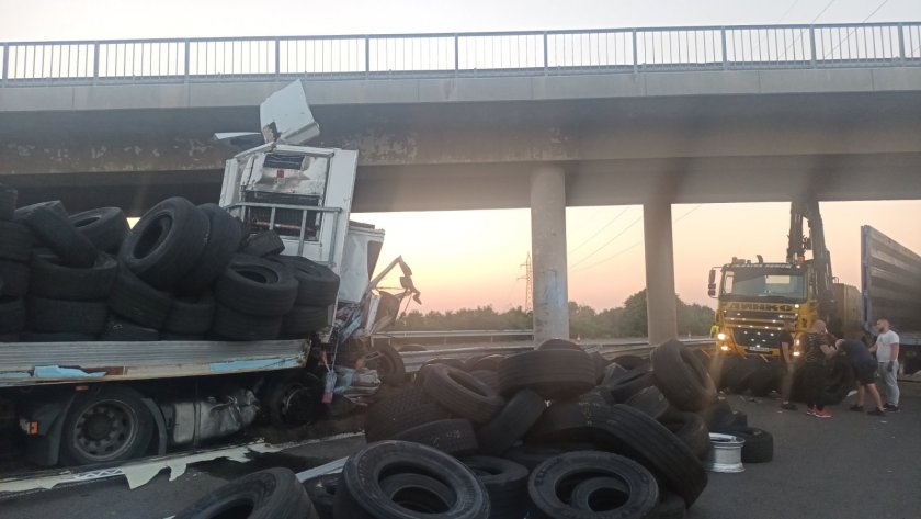 Тежка катастрофа на АМ &ldquo;Тракия&rdquo; в района на Бургас. ТИР