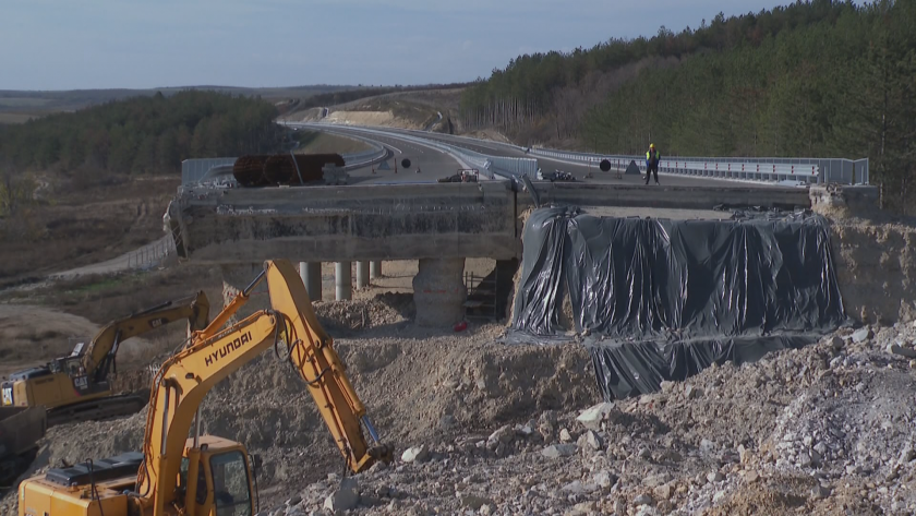 Петков vs. Караджов: Кой e виновен за спрените ремонти на пътищата?