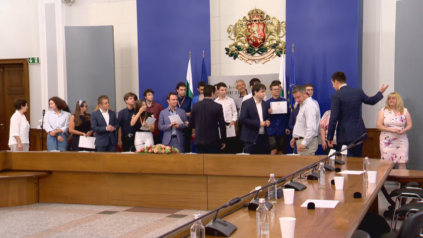 Премиерът в оставка Кирил Петков връчи на официална церемония 25