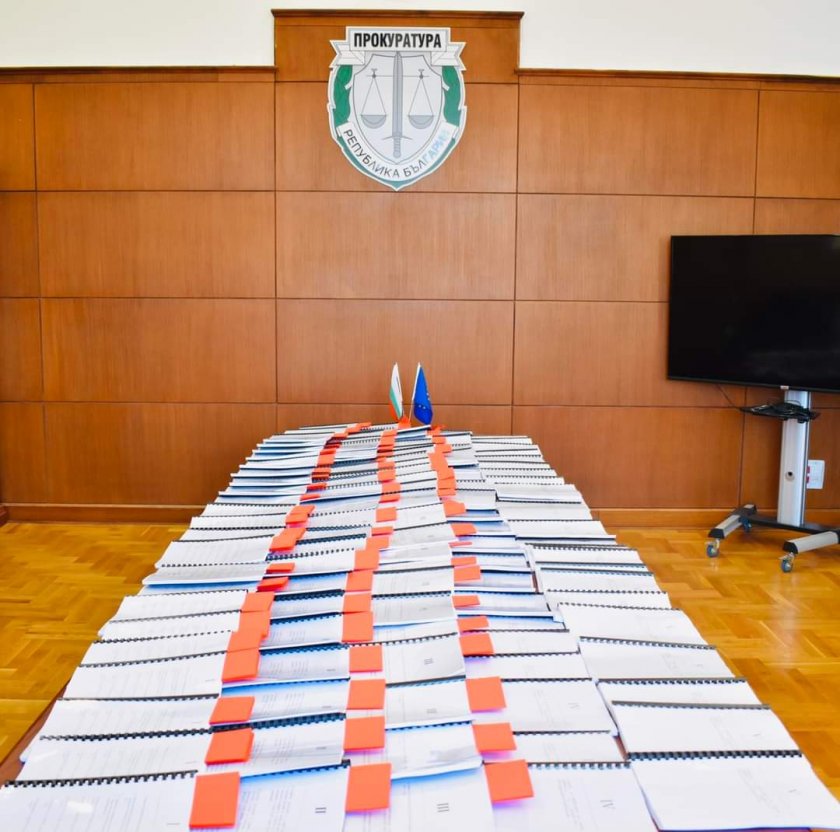 иван гешев носи 120 тома юридическа литература правната комисия снимки