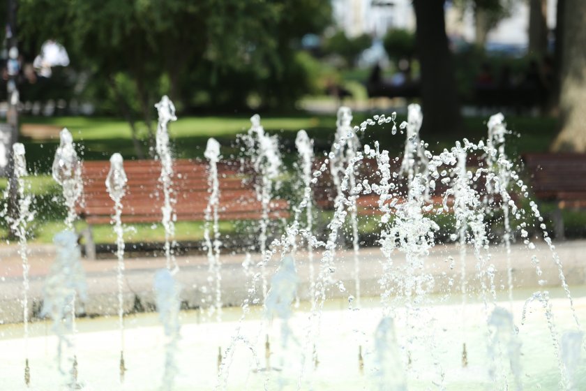 Раздават безплатна минерална вода в София заради жегите