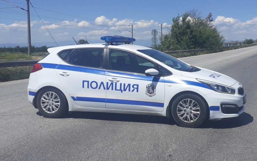 Тежкотоварен камион блъсна кола, в която се е возило и