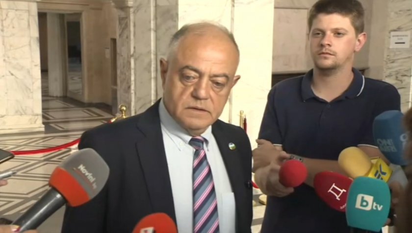 След заседание на парламентарната вътрешна комисия председателят Атанас Атанасов дава