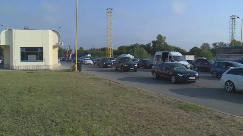 Продължават проблемите и огромните опашки от ТИР-ове по международния път