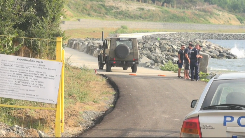 Специализиран екип на ВМС ще обезвреди обекта, изплувал до плажа в Царево