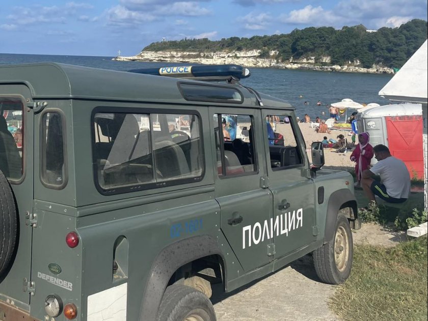 Част от централния плаж в Царево е отцепен заради сигнал