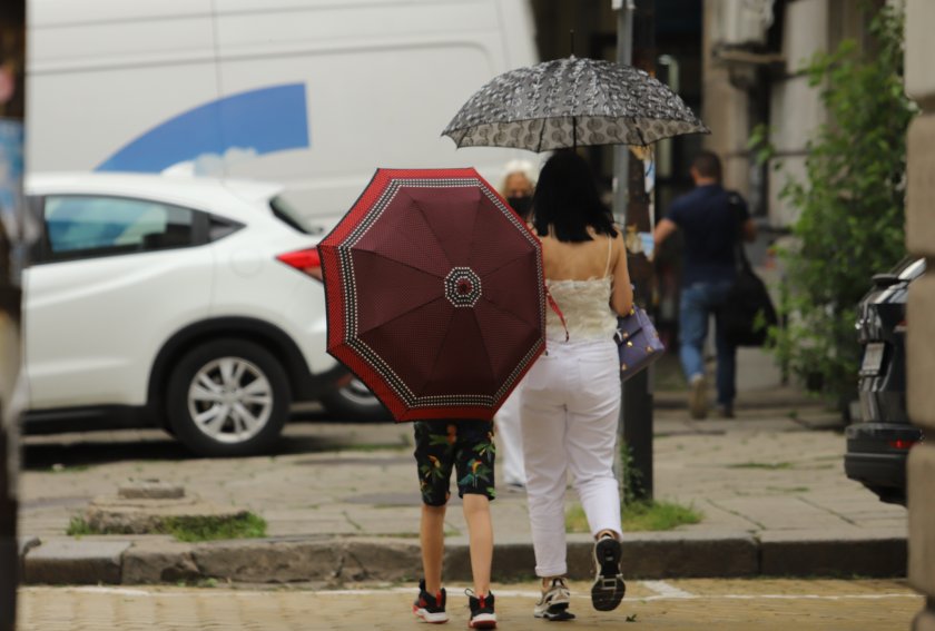 Очакват ни валежи в неделния ден