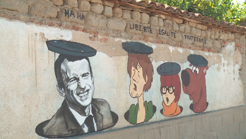 Политици говорят с анимационни герои - какви са новите графити от Старо Железаре?