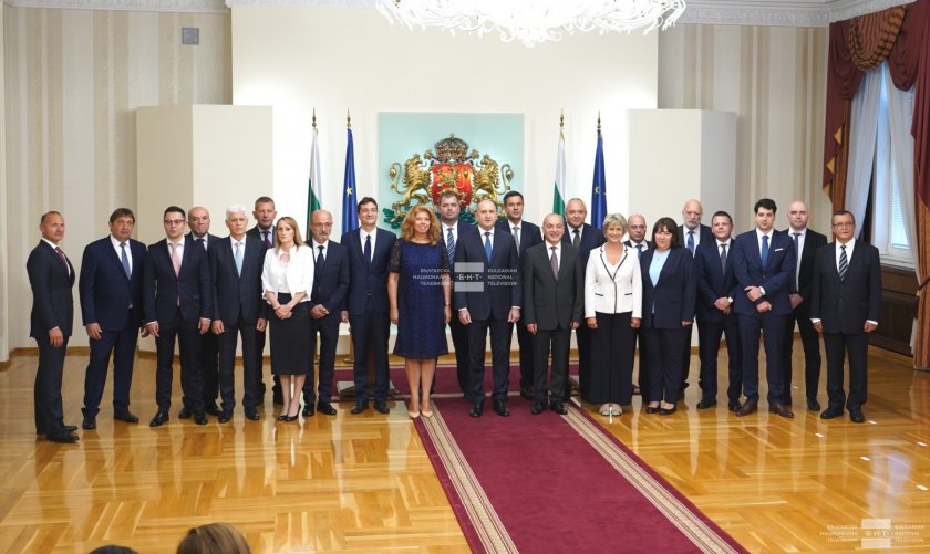 Стотното правителство на България встъпи в длъжност, то обаче е