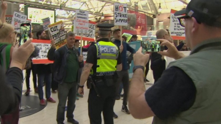 Във Великобритания стачка ще парализира железопътния транспорт в страната. На