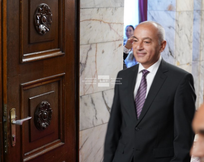 Служебното правителство, което беше посочено от президента Румен Радев, положи