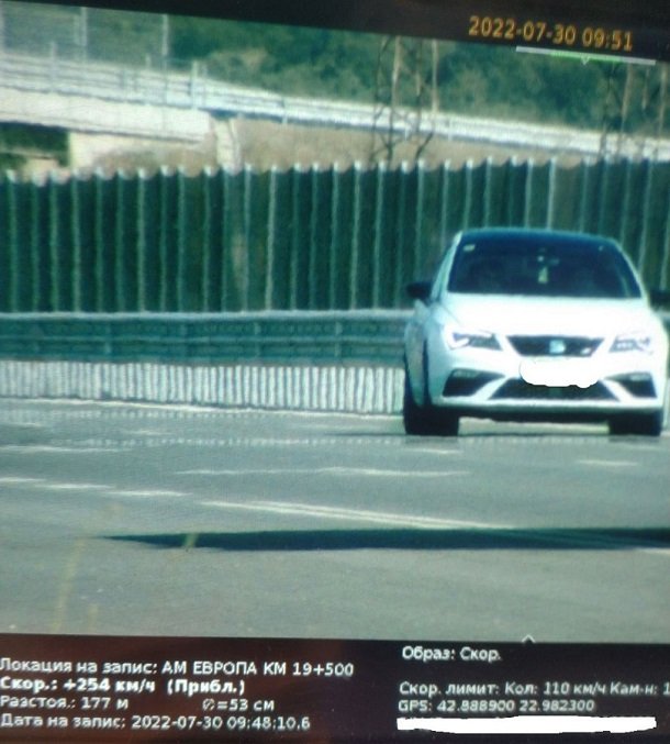 Рекордните 254 км.ч. е засякла една от мобилните камери на