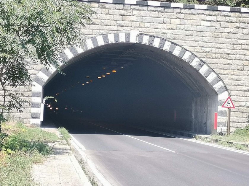 възстановено осветлението тунел железница