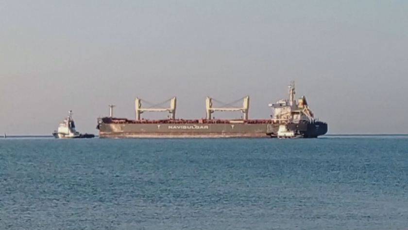 Първият от трите кораба със зърно, които отплаваха от Украйна
