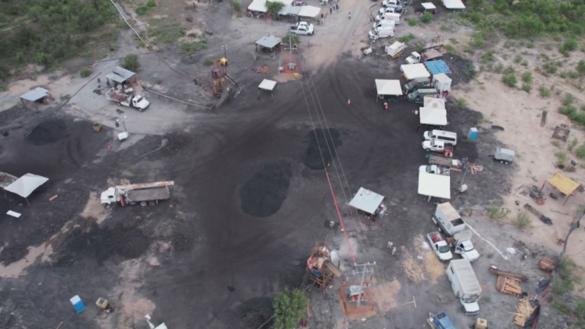 Помпи извеждат вода от наводнена въглищна мина в Мексико в