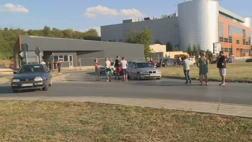 Жителите на град Мартен и съседните села блокираха граничния пункт