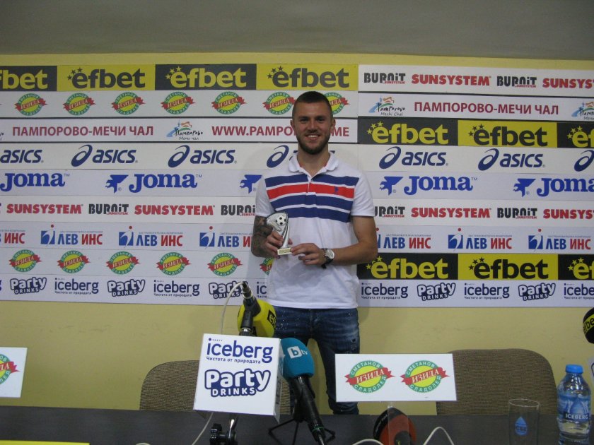 На специална церемония в Пресклуб „България“ защитникът на ЦСКА Асен