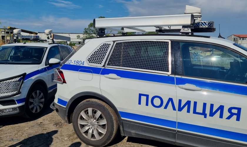 Свлачище на плажа в Балчик е затрупало мъж и жена.