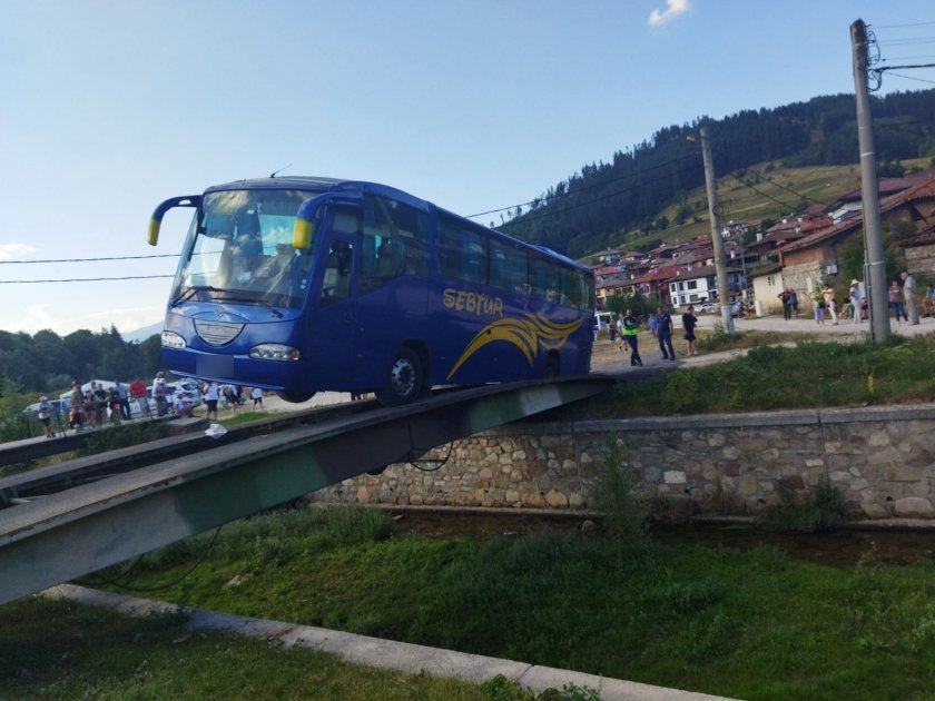 спасиха пътници аварирал автобус понтонен мост копривщица