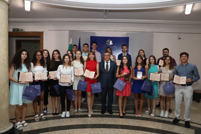 министърът образованието връчи национални дипломи пълните отличници