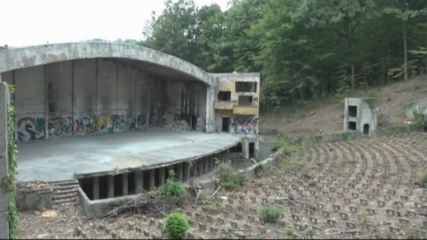 Разчистват Летния театър в Габрово, за да го превърнат в Младежки център