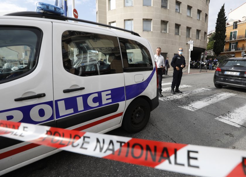 застреляха мъж размахващ нож летище париж