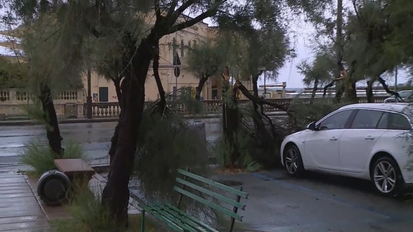 Двама души загинаха при силни бури в Италия. Жертвите са