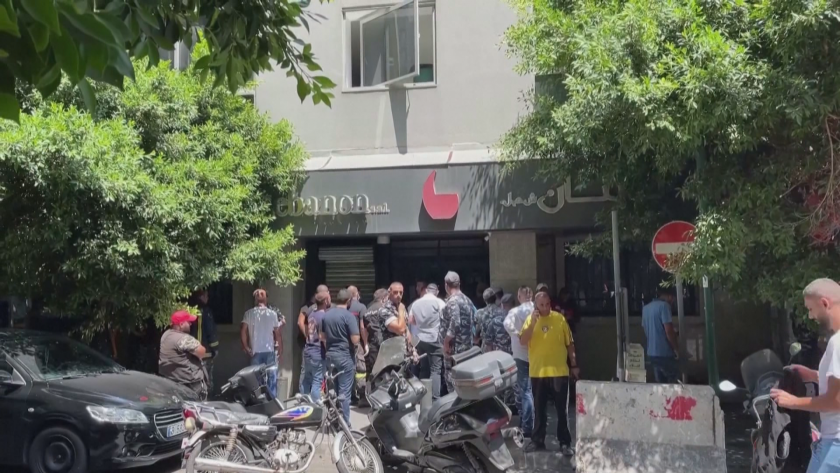 Мъж взе заложници в банка в Ливан
